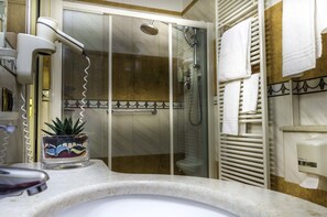 Camera Delxue con Letto King | Bagno | Doccia, set di cortesia gratuito, asciugacapelli, bidet