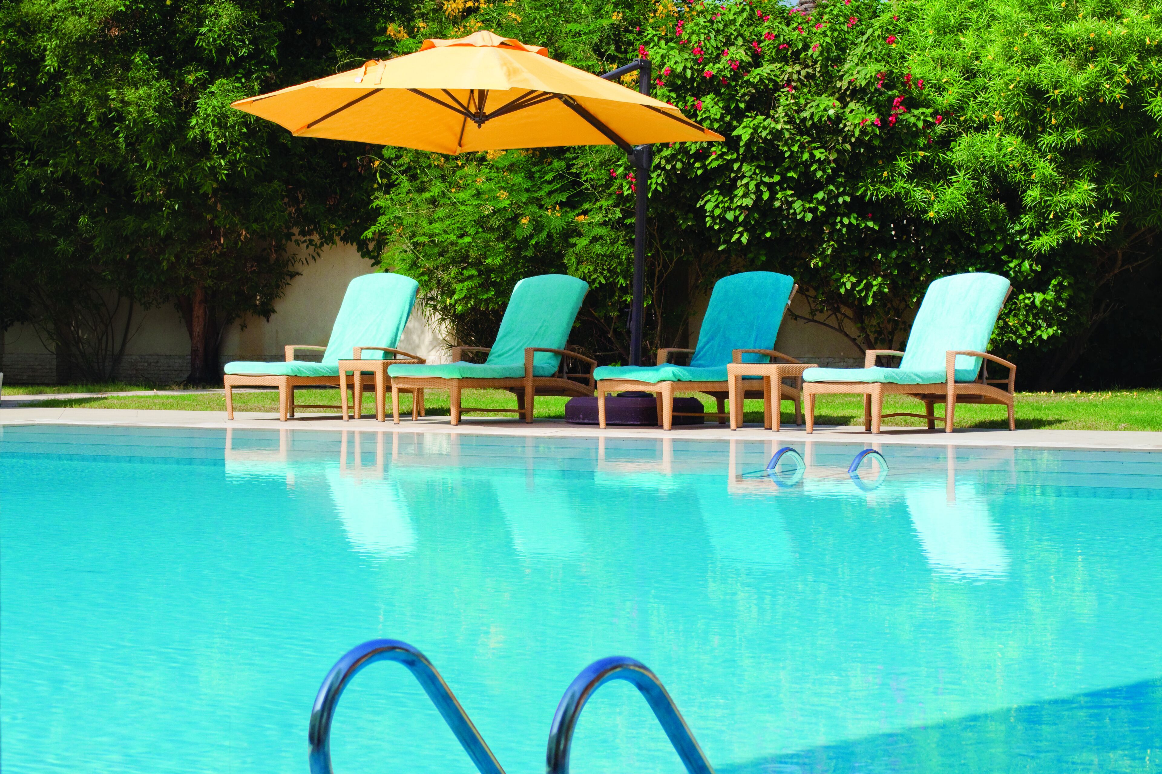 Een binnenzwembad, een buitenzwembad, parasols voor strand/zwembad