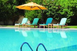 Innendørsbasseng,utendørsbasseng, bassengparasoller og solsenger