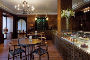 3 restaurants, breakfast served