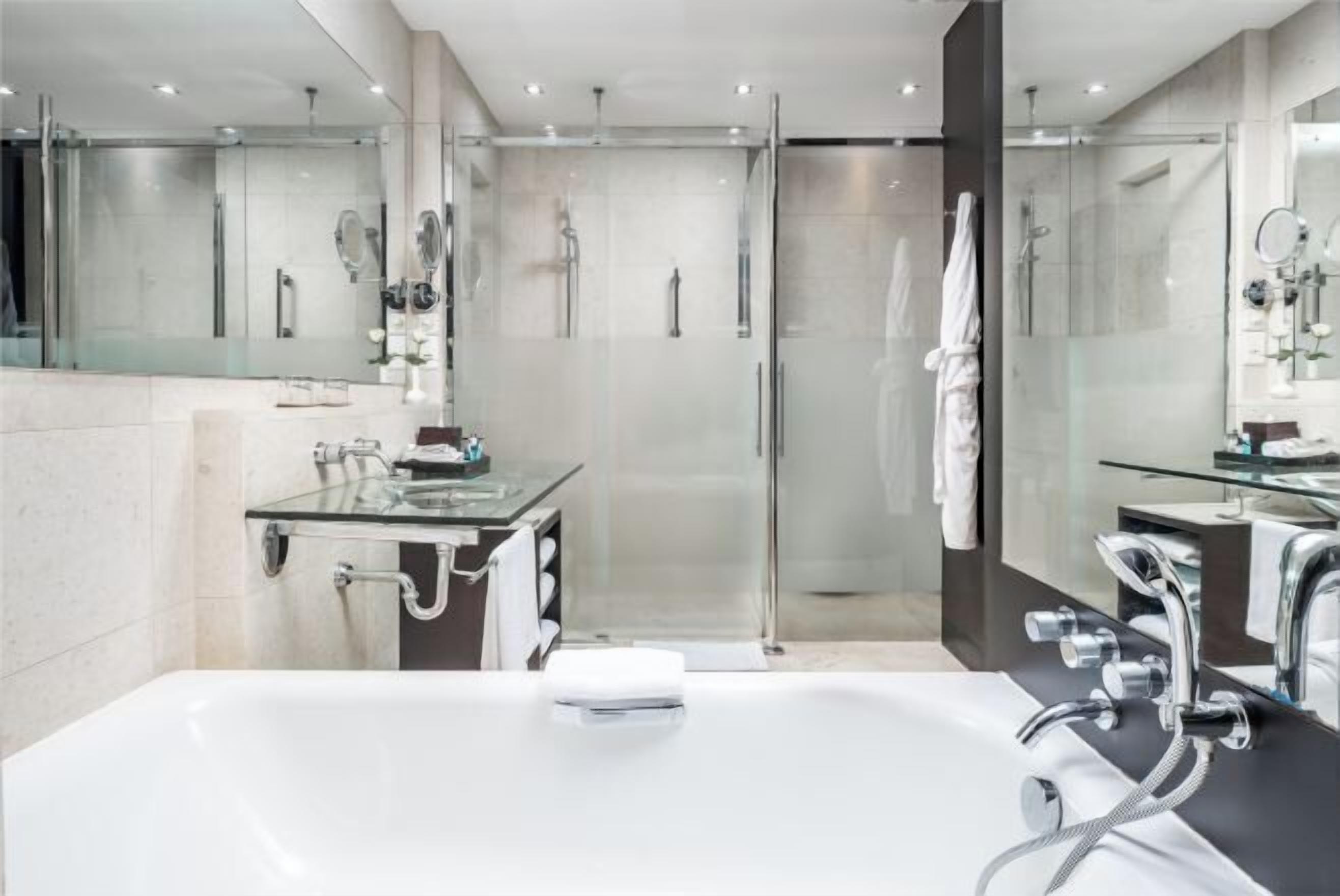 Baignoire et douche séparées, douche à « effet pluie »