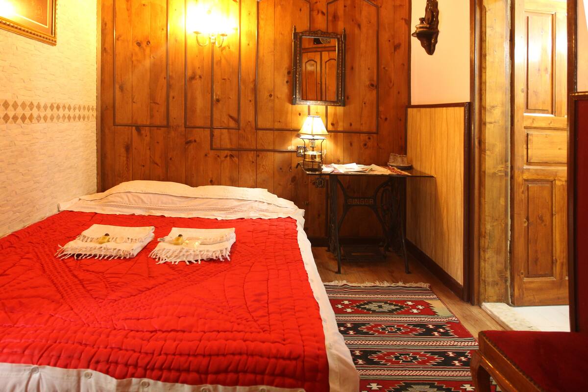 Quarto Standard (Crimson Room)