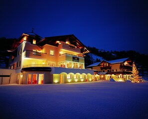 Front of property - evening/night - Hotel Hubertus (Brixen im Thale)