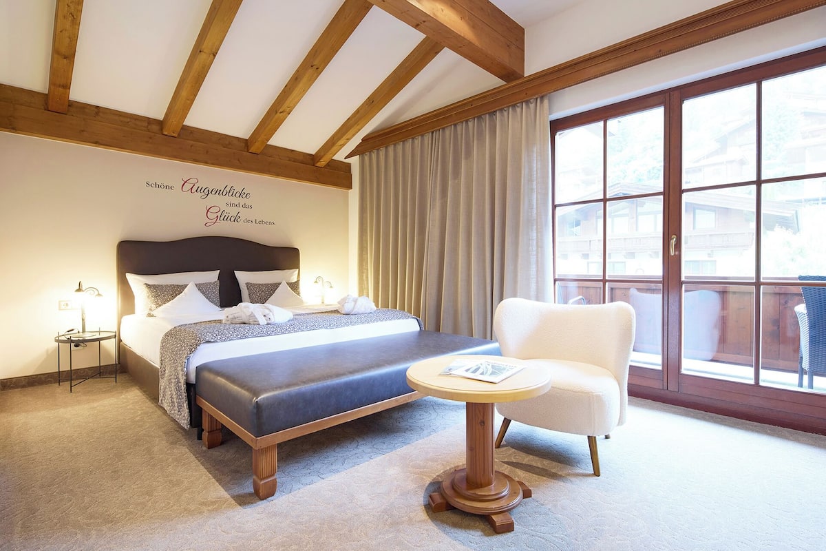 superior double room | 1 bedroom, minibar, in-room safe, desk