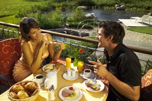 Tägliches Frühstücksbuffet gegen Gebühr