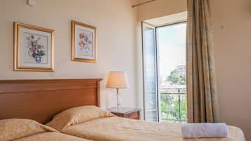 高級客房, 陽台, 海景 | 低過敏寢具、迷你吧、客房內保險箱、隔音