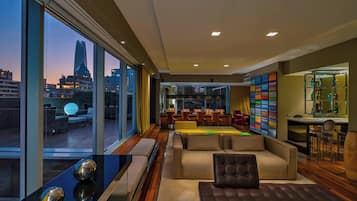 Wow Suite, Suite, 1 letto king, terrazzo, ad angolo | Soggiorno | TV al plasma 42 pollici con canali via cavo, TV