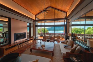 4 Bedroom Penthouse Pool Suite | Área de sala de estar | Televisión LCD de 50 pulgadas con canales vía satélite y televisión 