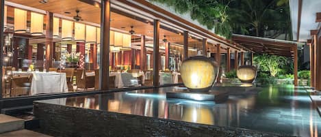 Lunch, dinner, brunch served; pool views