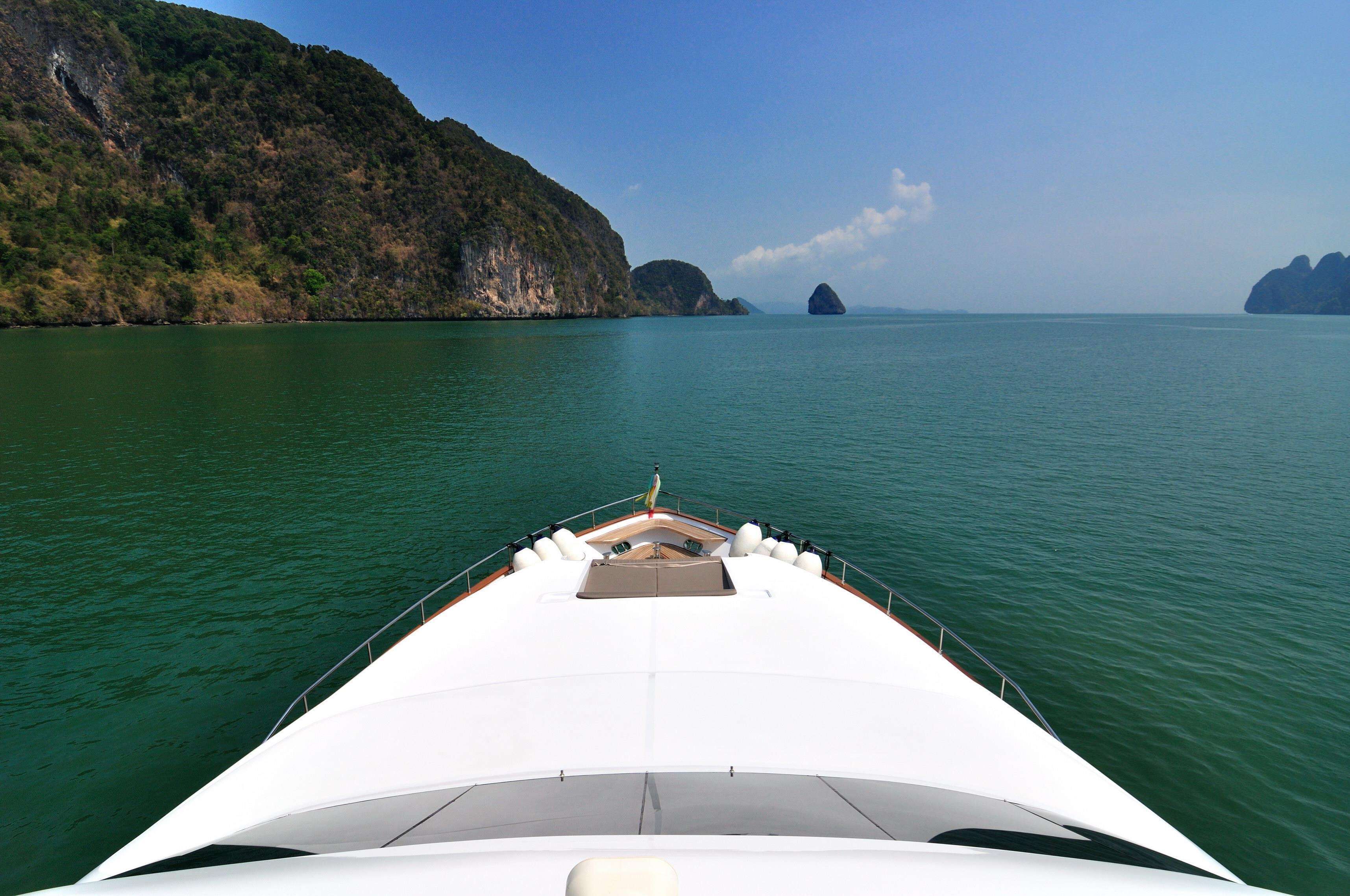 beach nearby, white sand, free beach shuttle, sun-loungers