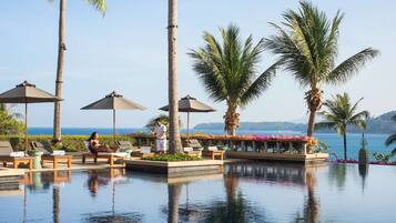 Piscina all'aperto, lettini