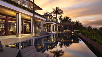 Premium bedding, pillow-top beds, minibar, in-room safe