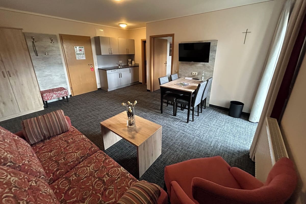 1 bedroom, minibar, desk, iron/ironing board