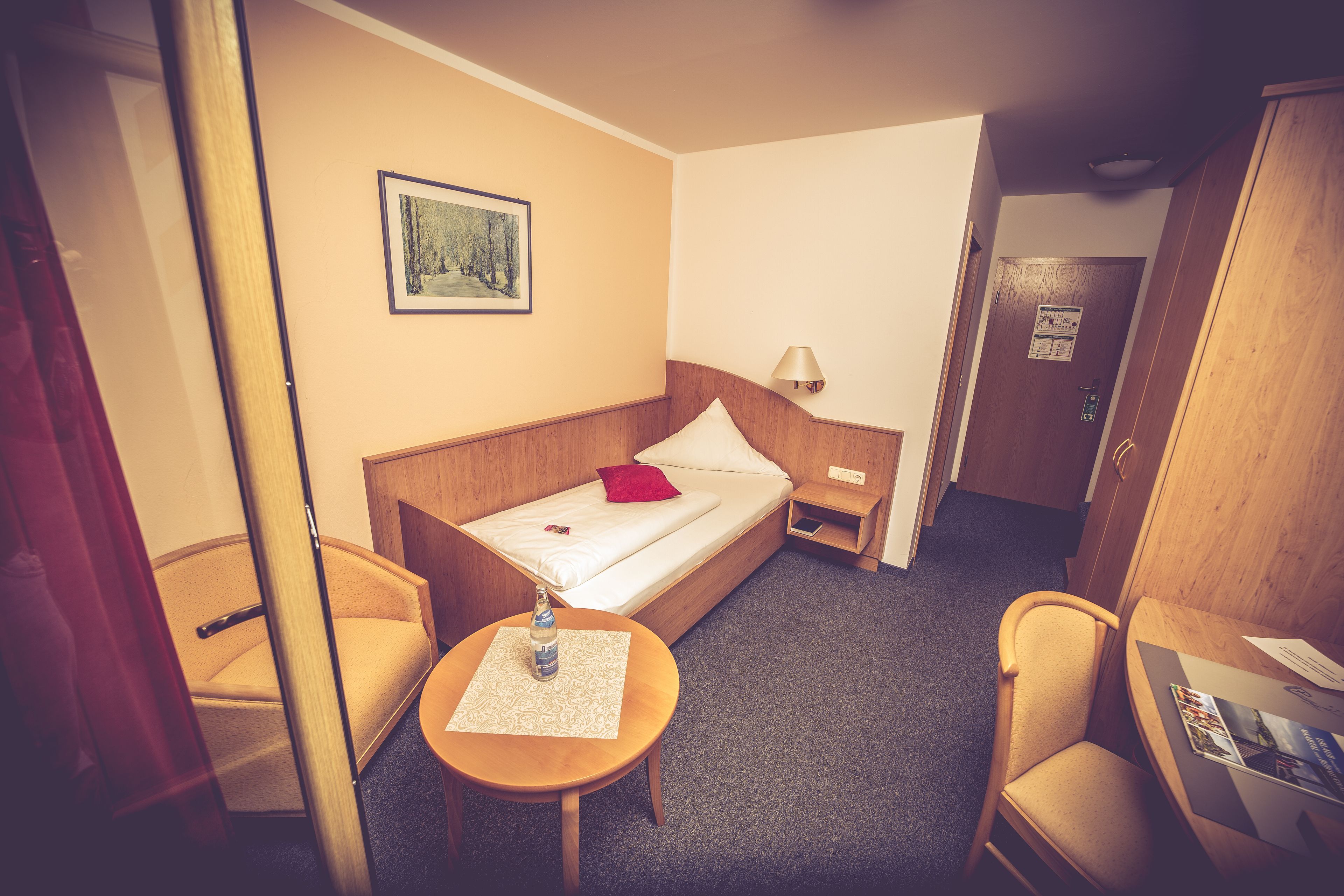 single room | minibar, desk, iron/ironing board, cots/infant beds