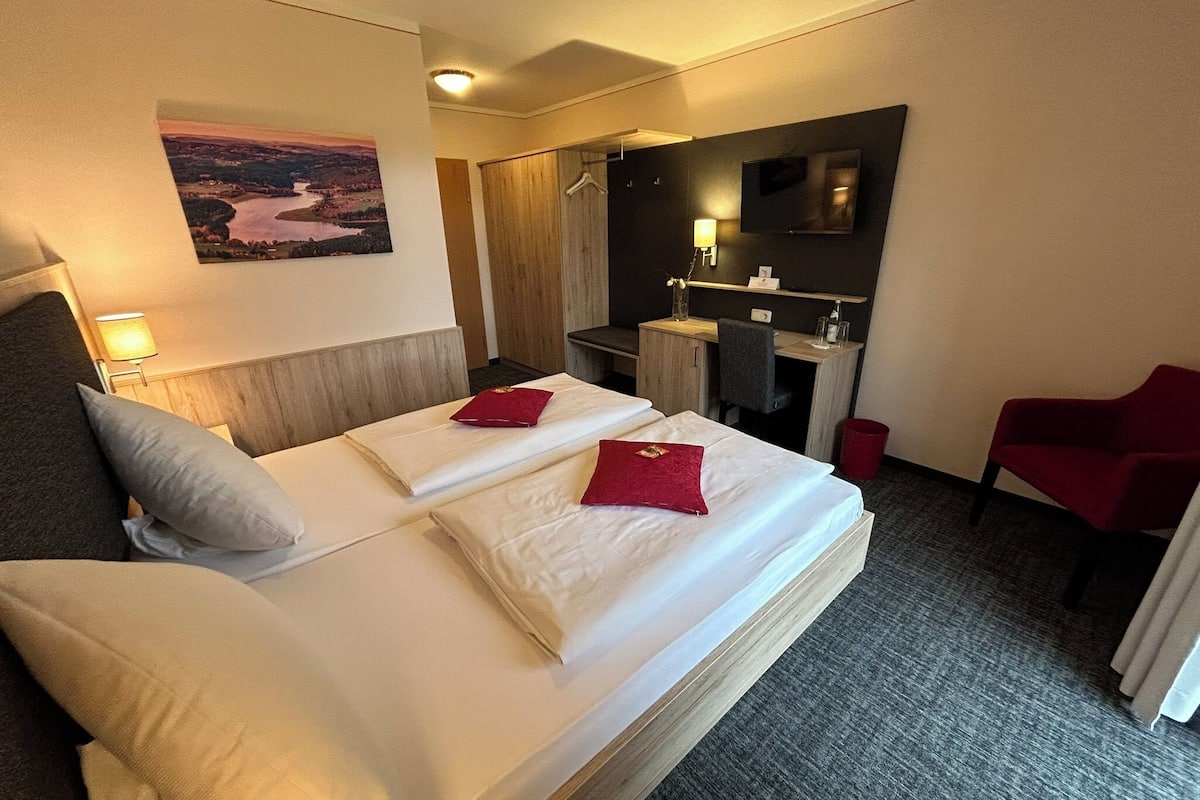 double room, 1 bedroom | minibar, desk, iron/ironing board, cots/infant beds