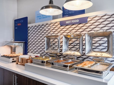 Petit déjeuner buffet compris tous les jours. Holiday Inn Express Hotel & Suites Lodi by IHG