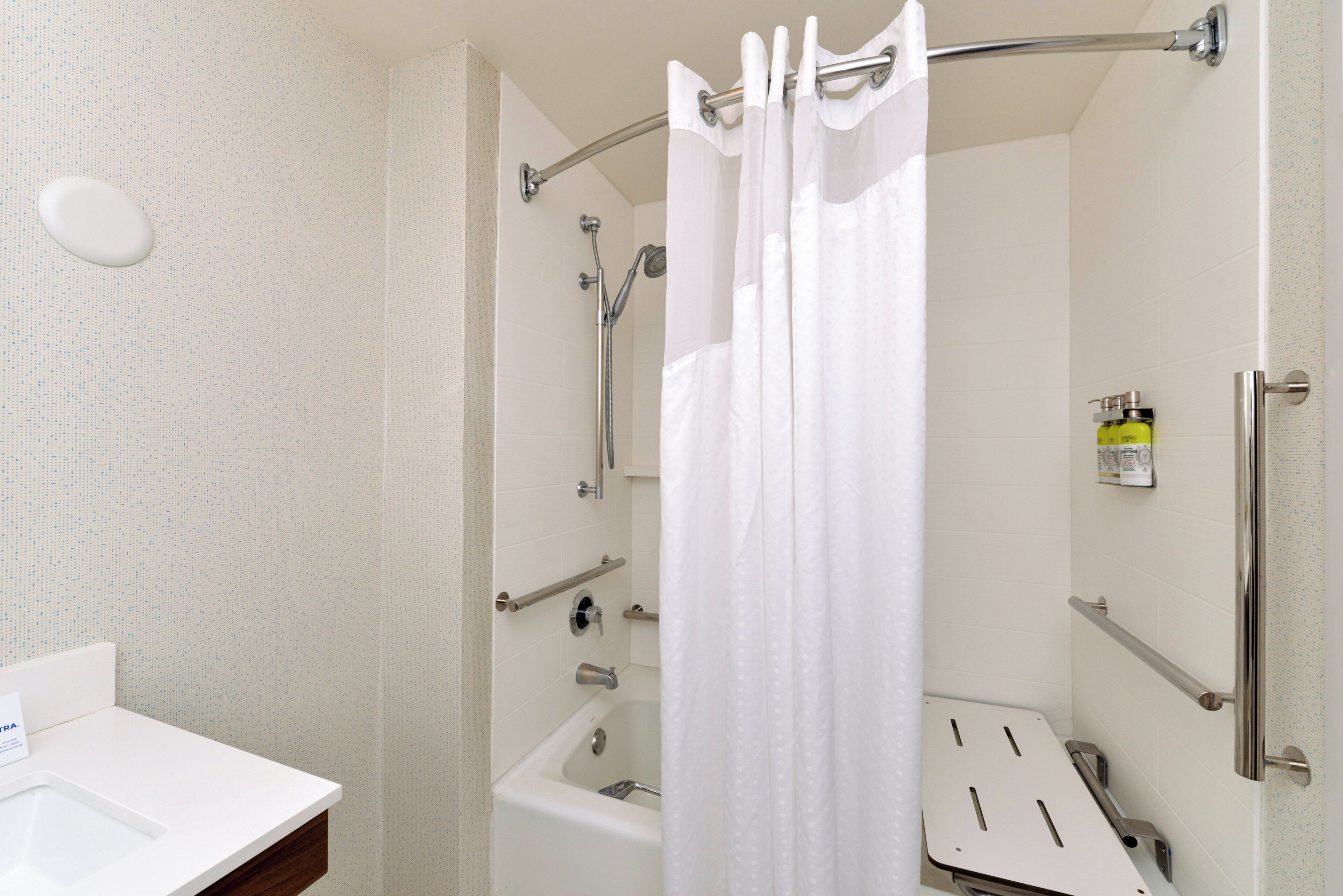 Combined shower/tub, rainfall showerhead, free toiletries, hair dryer