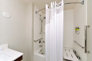 Un baño con ducha, inodoro y lavamanos.