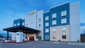 Ein Fairfield by Marriott Hotel mit modernem Design, das einen überdachten Eingang, mehrere Etagen und einen Parkplatz bietet.