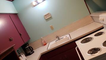 Suite estándar, 2 camas matrimoniales, para no fumadores, cocineta | Cocina privada | Refrigerador y microondas