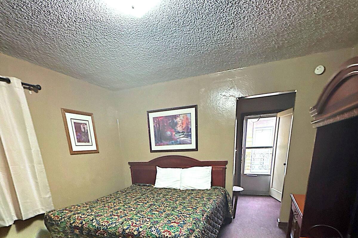 Standard Room, 1 King Bed, Non Smoking, Refrigerator & Microwave | Bathroom | Combined shower/tub, towels