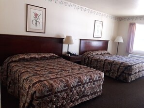 Desk, iron/ironing board, free WiFi, bed sheets - Windmill Inn Lynden (Lynden)