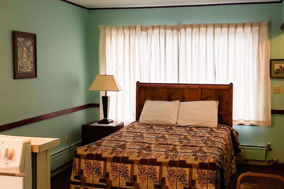 Desk, iron/ironing board, free WiFi, bed sheets