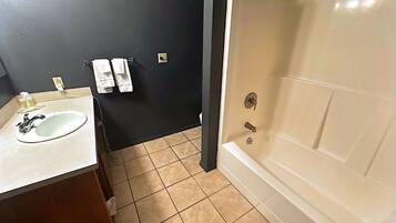 Ensemble douche/baignoire, serviettes fournies