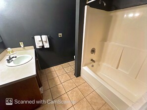 Combined shower/tub, towels