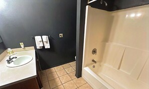 Bañera con ducha, toallas