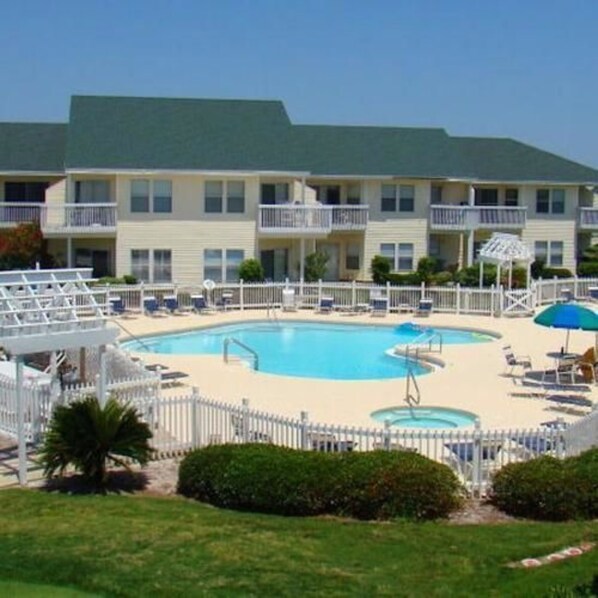 สระว่ายน้ำกลางแจ้ง, เก้าอี้อาบแดดริมสระ