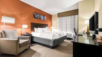 Suite, 1 cama King size y sofá cama, con acceso para personas discapacitadas, para no fumadores | Escritorio, espacio para trabajar con laptop y cortinas blackout
