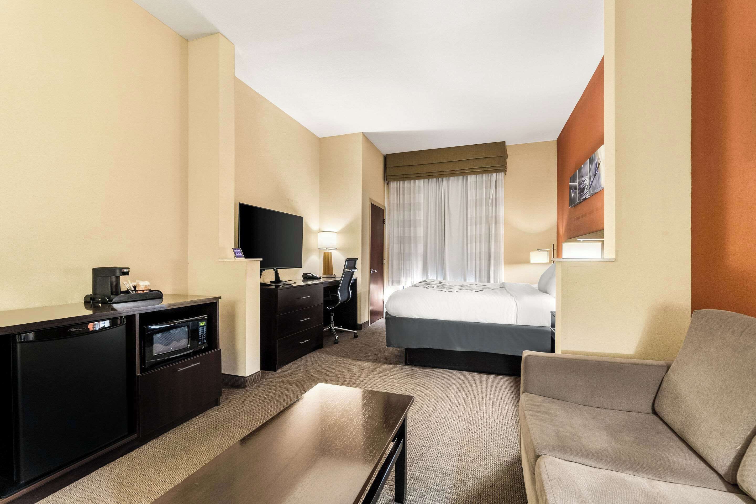 suite, non smoking | desk, laptop workspace, blackout curtains, iron/ironing board