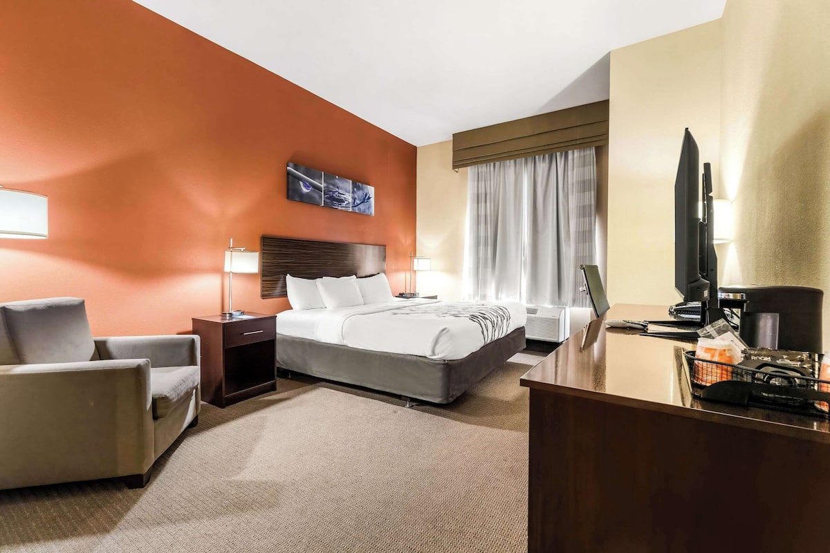 Room, 1 King Bed, Accessible, Non Smoking | Desk, laptop workspace, blackout drapes, iron/ironing board