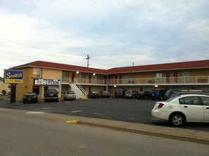 Limited parking - Scottish Inn & Suites Falls Way (Niagara Falls)