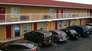 Limited parking - Scottish Inn & Suites Falls Way (Niagara Falls)