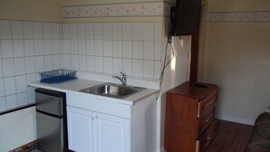Refrigerator (on request), microwave (on request) - Scottish Inn & Suites Falls Way (Niagara Falls)