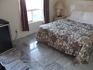 Chambre Standard | Literie de qualité, lit avec matelas à plateau-coussin, décor unique