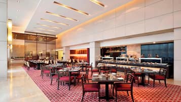 3 restaurants; breakfast, lunch and dinner served