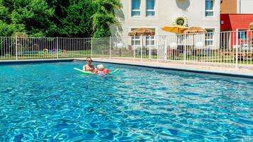 Sæsonbestemt udendørs pool, åben fra kl. 09.30 til kl. 21.30, parasoller