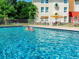Una piscina al aire libre de temporada (de 09:30 a 21:30), sombrillas