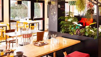 Dagelijks ontbijtbuffet (EUR 8.90 per persoon)