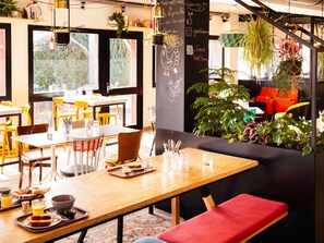 Daily buffet breakfast for a fee - Greet Hotel Beaune (Beaune)