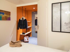 Escritorio, cortinas blackout, sistema de insonorización y wifi gratis 