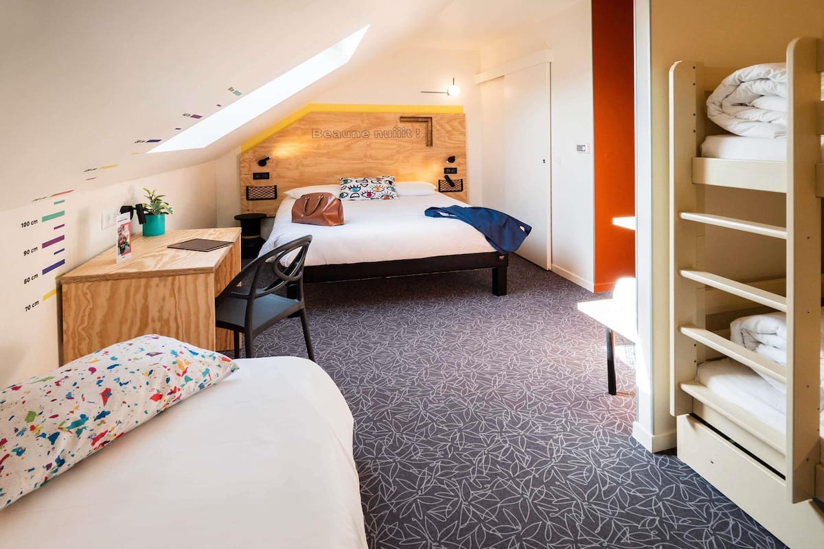 Chambre Familiale, plusieurs lits | Bureau, rideaux occultants, chambres insonorisées, Wi-Fi gratuit