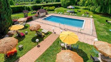 Piscine extérieure (ouverte en saison), parasols de plage