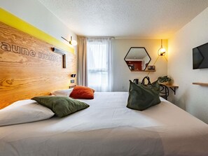 Room, 1 Double Bed (Pop) | Desk, blackout curtains, soundproofing, free WiFi - Greet Hotel Beaune (Beaune)