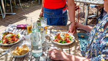 Melayani sarapan dan makan malam dengan sajian masakan Prancis