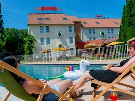 Una piscina al aire libre de temporada (de 09:30 a 21:30), sombrillas