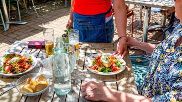 Sarapan dan makan malam dihidangkan, masakan Perancis